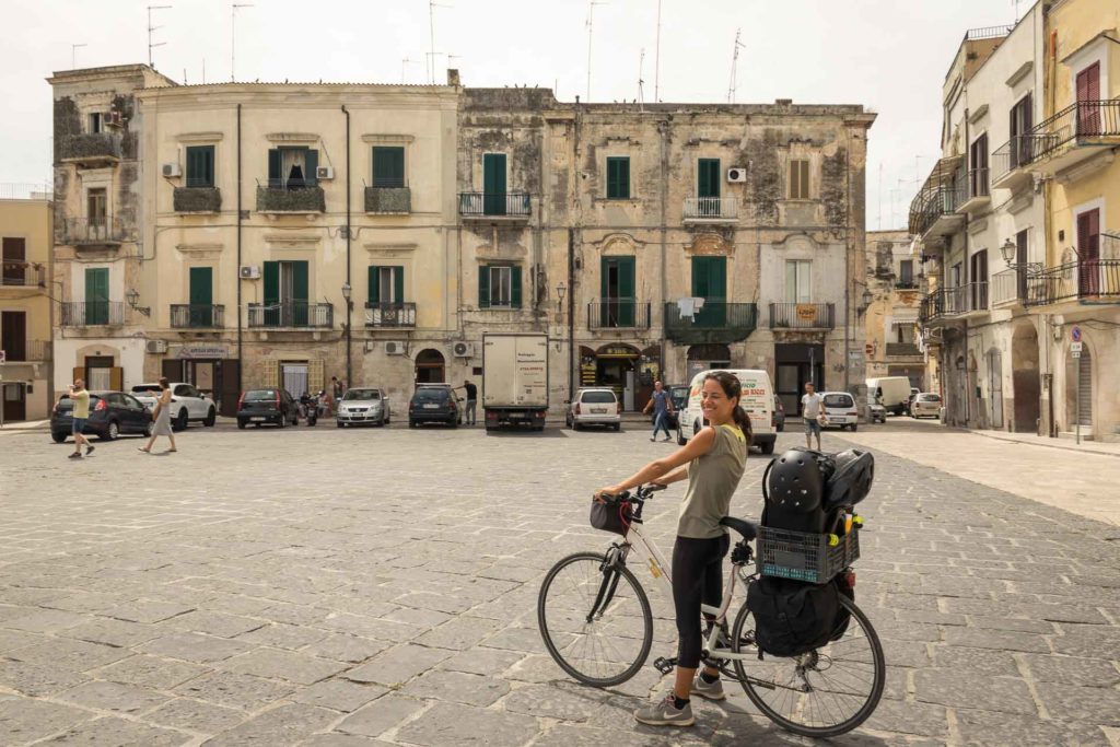 Fernanda na sua bicicleta chegando centro de Bari na Puglia