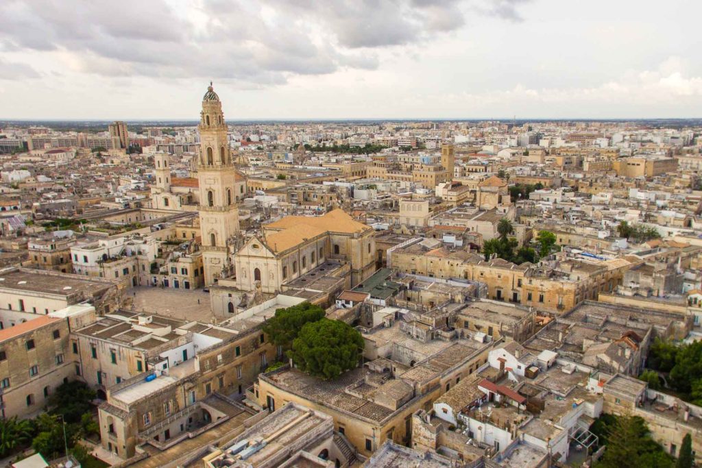 Vista aérea do centro de Lecce com a catedral principal no centro