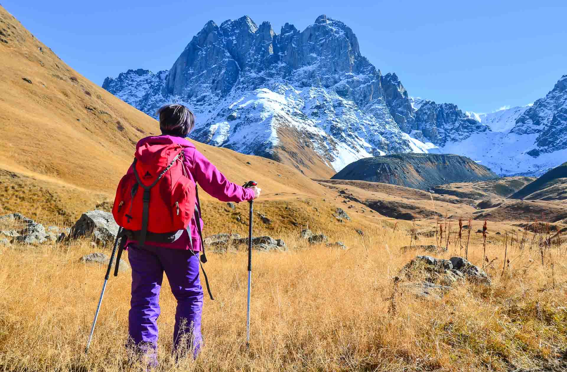 Uma mulher fazendo trekking na Geórgia